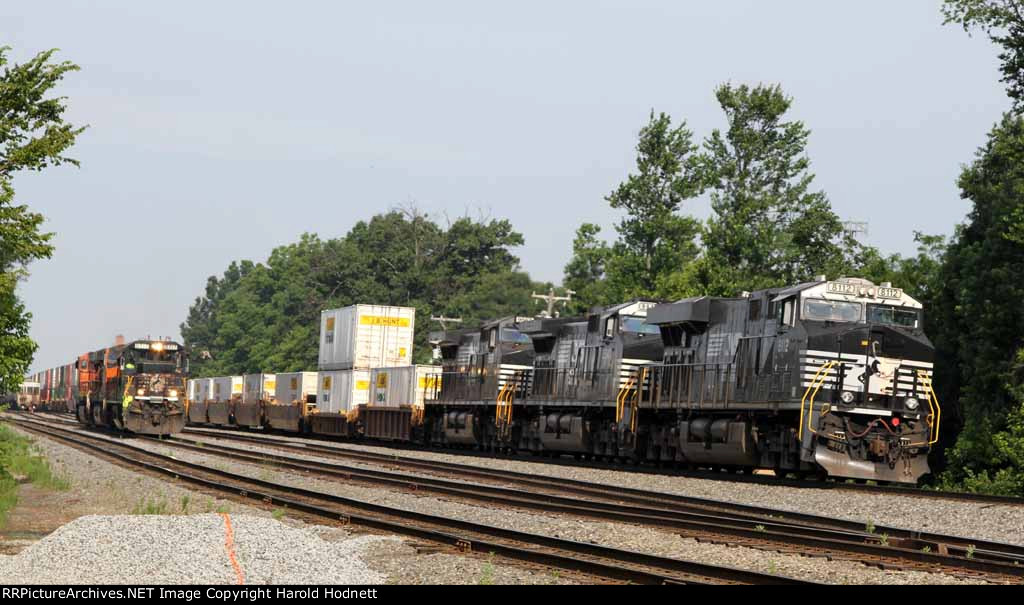 NS 8112 leads train 214 northbound 